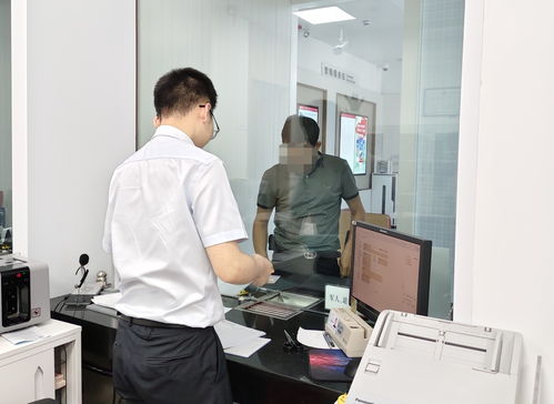 医院前台工作人员正在处理账单