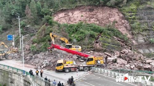 厦蓉高速大桥坍塌疑有车坠落，现场紧急救援展开！