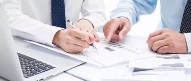 创业者在办公室思考战略