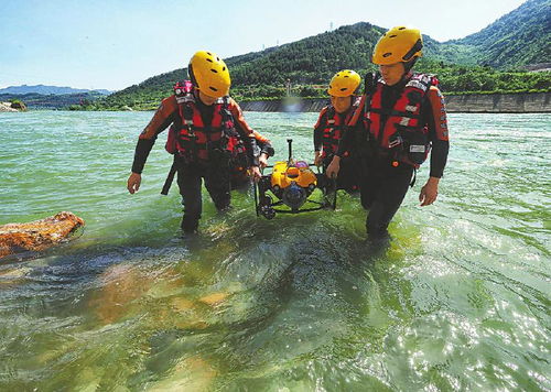 救援人员水中施救