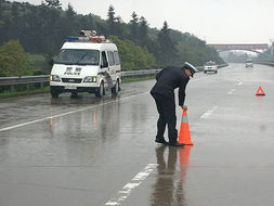 雨天高速公路行车提示牌