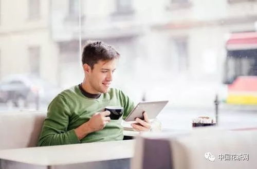 男生在家认真学习