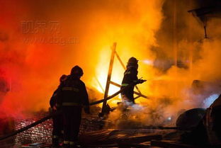 消防员扑灭废品站火灾