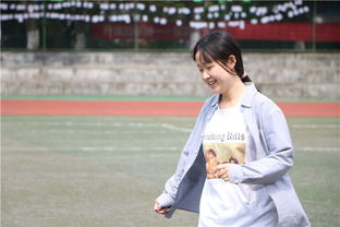 女生在校园内微笑挥手