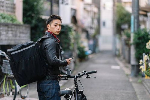 于清斌身穿外卖员服装骑车送餐