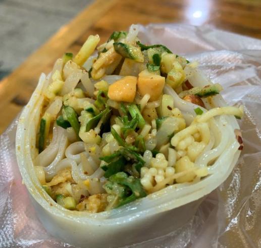 一家人围坐吃凉皮温馨场景