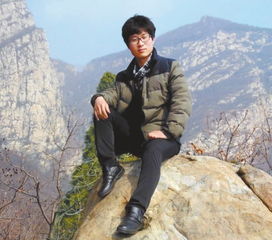 孟瑞鹏塑像前鲜花祭奠