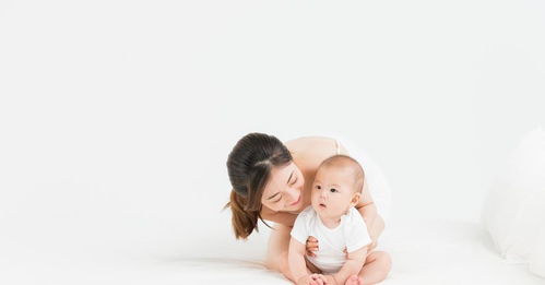 女孩正在认真作画