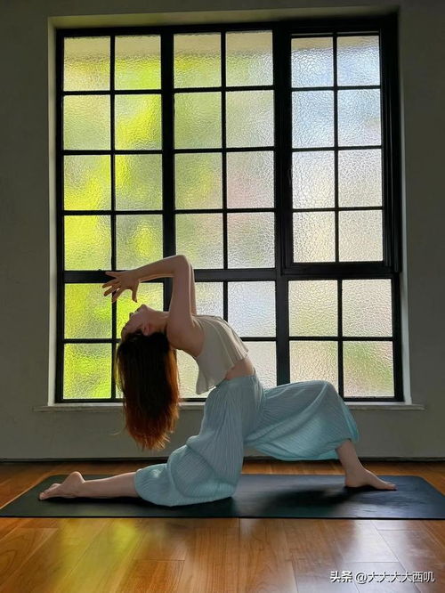 健身爱好者在镜子前自拍反思