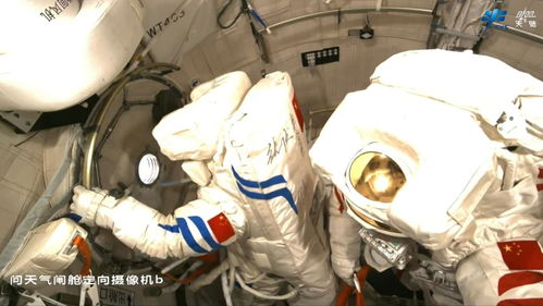 航天员在空间站内进行设备检查