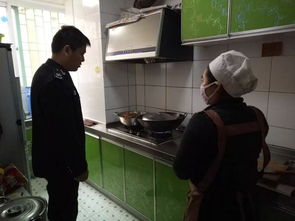 工作人员照顾被安置的儿童