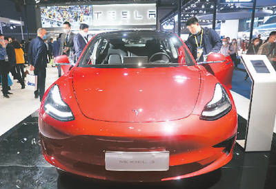 新能源汽车展会上的特斯拉和比亚迪展位