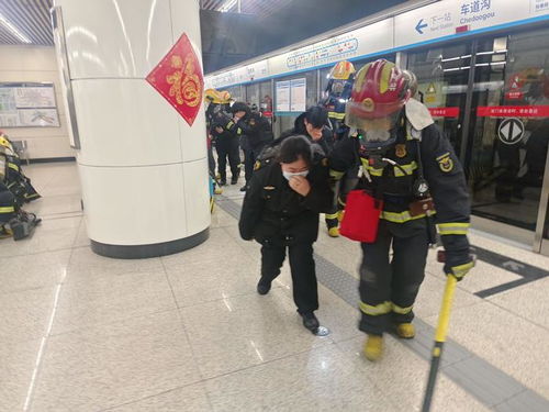 消防员在地铁站灭火救援