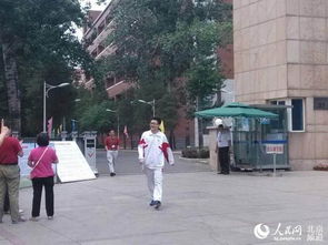 梁实走出高考考场接受记者采访