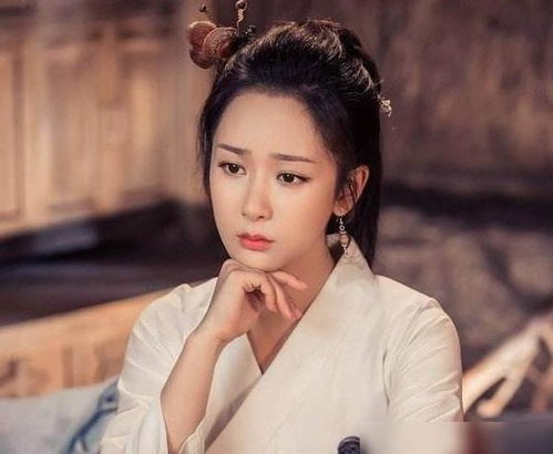 杨紫在片场认真排练剧照