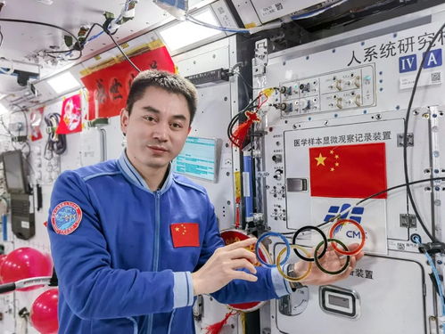 神舟二十号航天员合影庆祝出舱成功