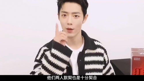 肖战杨紫在片场讨论剧本剧照