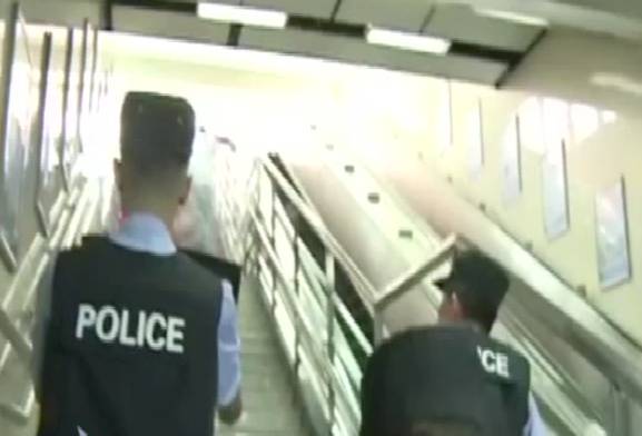 地铁站内人群疏散现场