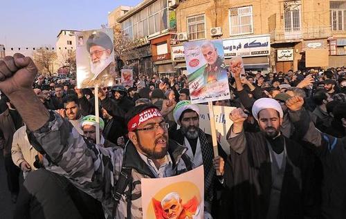 伊朗防长在青岛街头的模糊视频截图