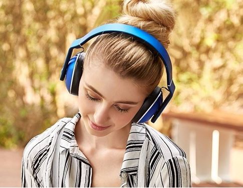 学生听音乐放松