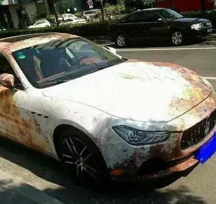 一辆停在路边的进口豪华轿车