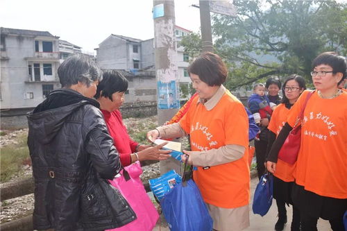 志愿者在街头宣传反家暴知识