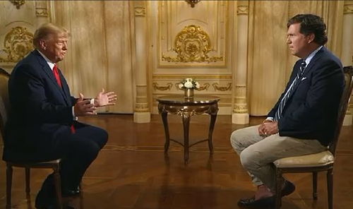 特朗普在法庭外接受采访