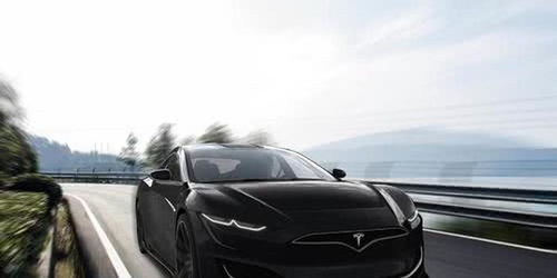 特斯拉Model S停在充电站旁