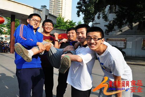 高考学生走出考场微笑合影