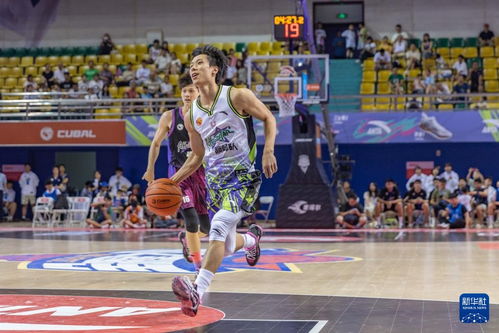 篮球运动员在比赛中突破