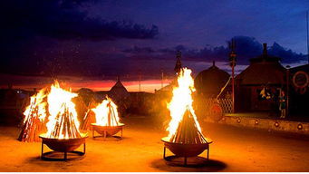 多人围坐篝火旁谈心