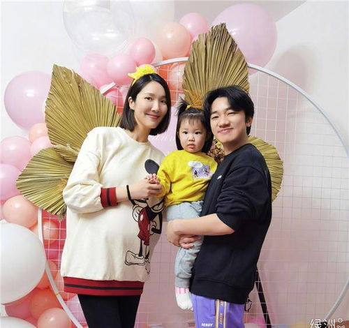 一家人开心合影画面