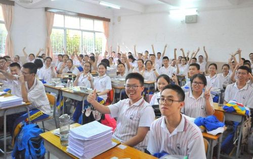 高考现场众多家长送考围观梁实