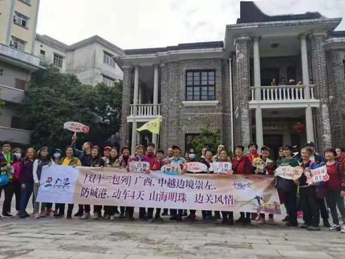 游客在无字碑前合影留念