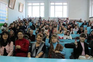 老师与学生合影庆祝照片