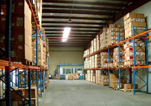 现代化物流仓储中心内部场景