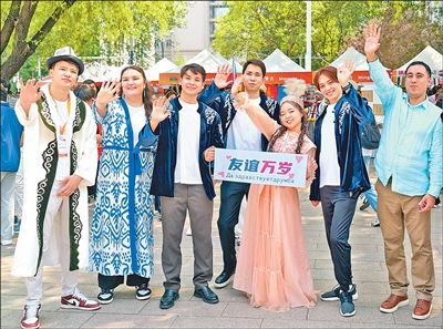 中亚留学生在中国校园合影