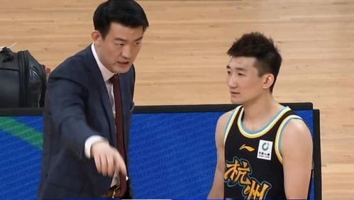 杨瀚森在选秀现场身穿开拓者球衣