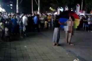 广州凌晨街头人群穿白衣服行走