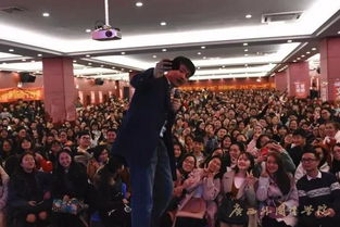 张雪峰与学生合影