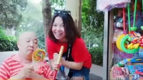 男生与家人庆祝高考成功