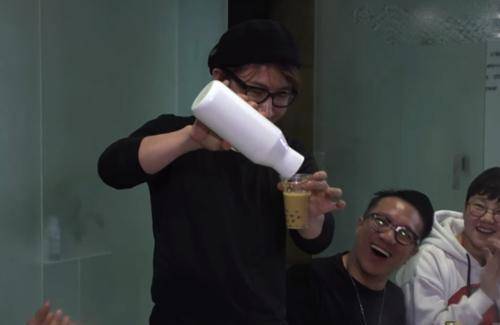 朱锦沁大爷正在使用手机与网友互动