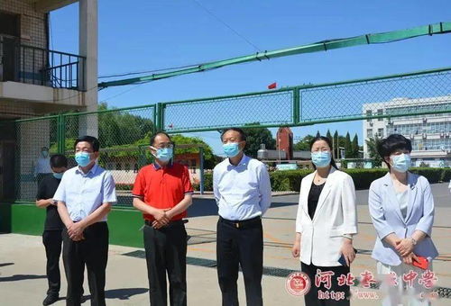 高考护航专线工作人员接听电话