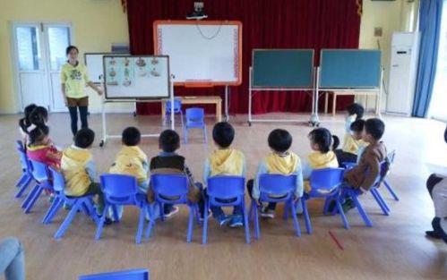 老师们欢呼庆祝的场景