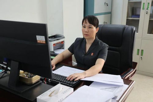 黄盛老师在办公室工作的照片