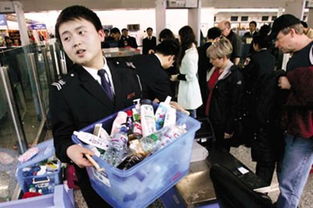 旅客在机场安检口检查充电宝