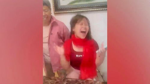 女孩穿着红色衣服查分