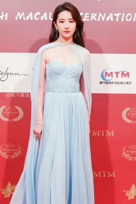 刘亦菲身穿红色抹胸纱裙广告大片