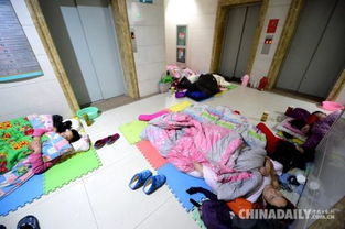 父亲抱着孩子在医院走廊行走