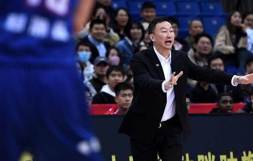 杨瀚森与青岛队队友击掌庆祝